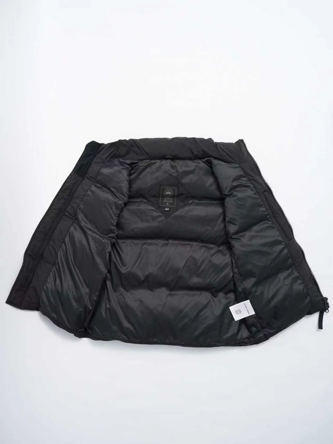 P580 Canada gooes Lawrence Down Vest (high version) With a durable shell and quilted body, the Lawrence Down Vest is a must-have for all seasons. The fabric has a durable soft touch. Longer hem at back for added protection. Reflective double-stripe grip tape at back. The Lawrence features an engineered down-filled collar to block strong winds, a two-way front zip and a longer rear hem. Color: black with red label, black with black label, desert color, ocean blue Size: XS -2XL